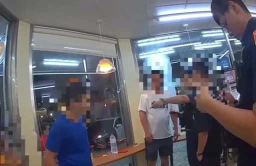 不爽被酒醉男比中指 3男衝進超商扁人!警到場將他們法辦