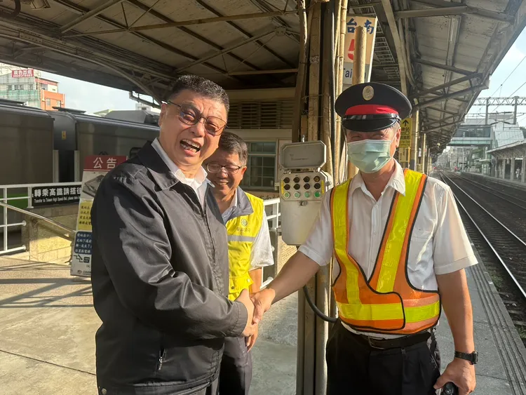 台鐵董事長杜微（左起1）到台南車站視察。台鐵提供