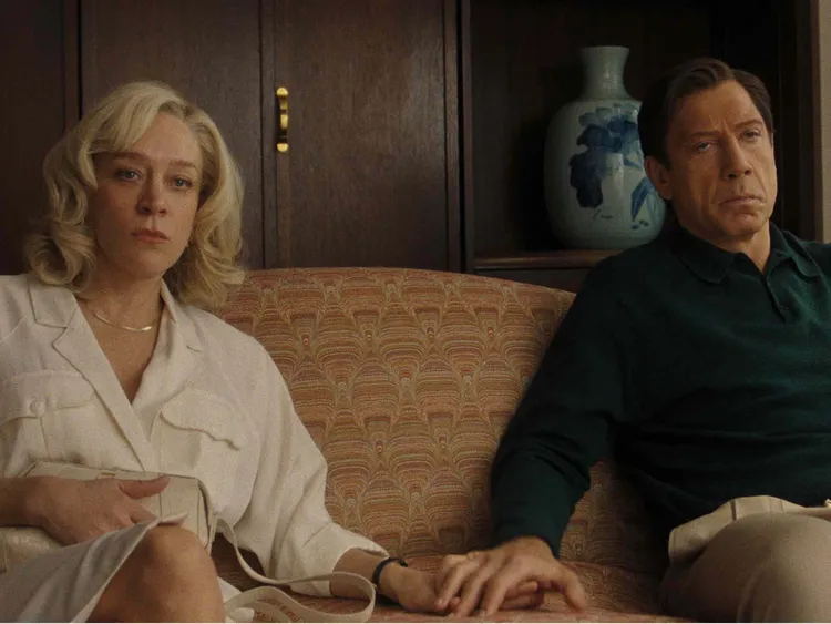 西班牙影帝哈維爾巴登（右）與克蘿伊賽凡涅飾演被謀殺的父母。