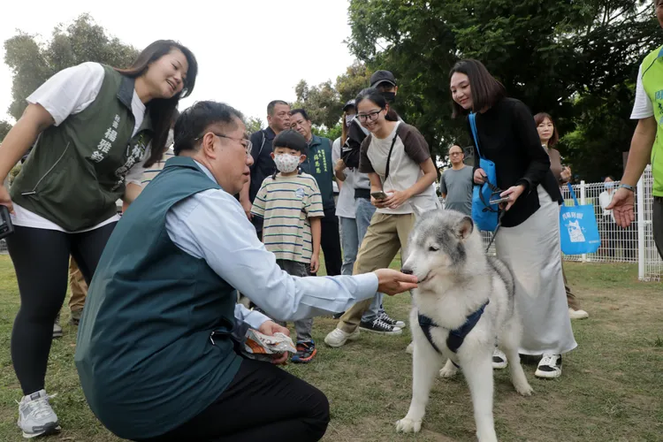 臺南市政府27日在明和寵物友善公園舉辦「我愛毛孩從心開始」活動。市府提供