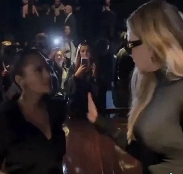 妮可（右）與莎瑪交談，氣氛看起來有點緊張。翻攝X@centralreality