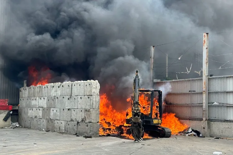 怪手及資源回收品陷入火海。新竹市消防局提供