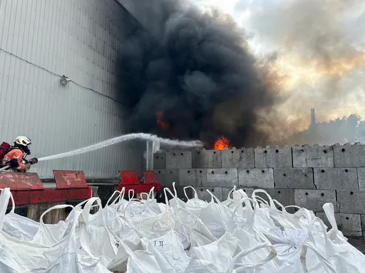 竹市國慶日工廠火警 怪手及資源回收品陷入火海