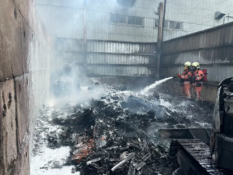 消防人員撲滅火勢。新竹市消防局提供