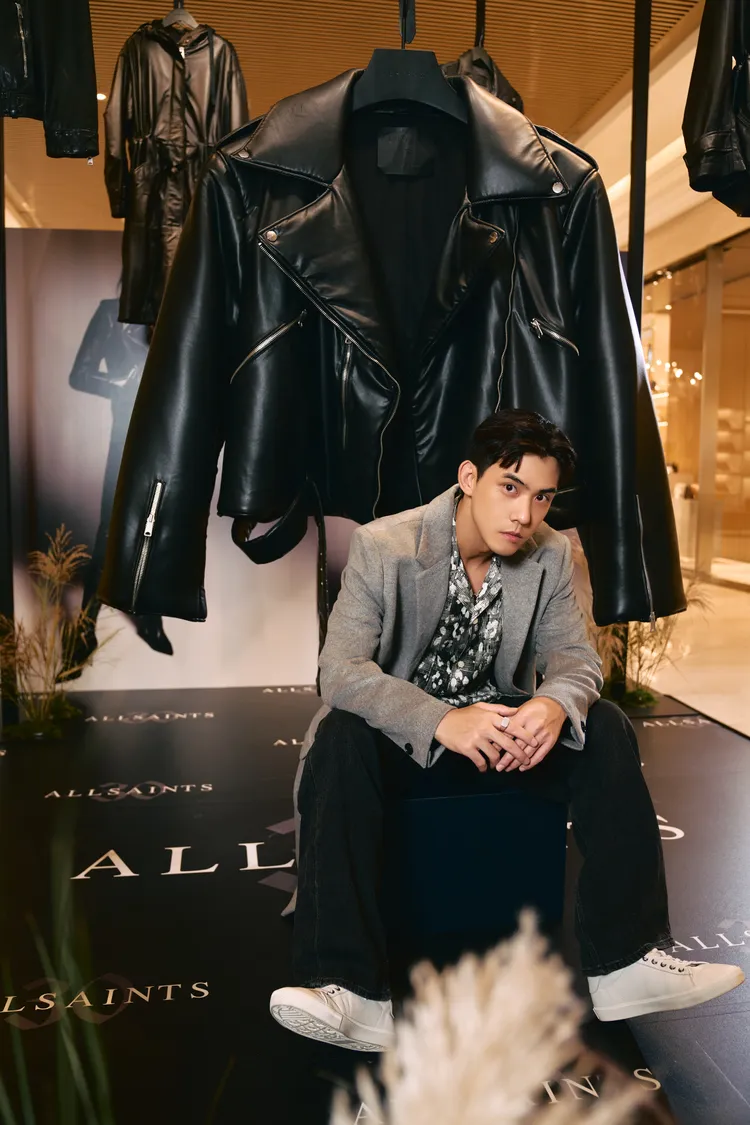 演員蔡振廷身著俐落羊毛大衣搭配豹紋襯衫及直筒牛仔褲。品牌提供