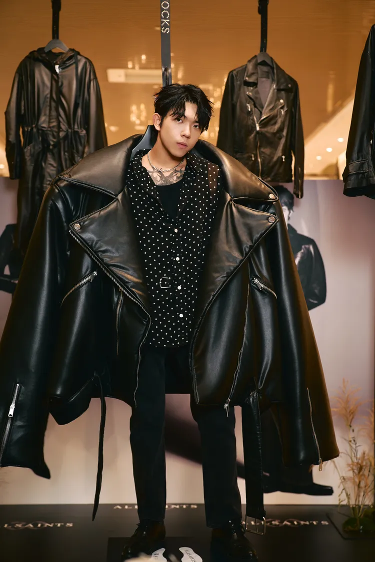 饒舌歌手PIZZALI身著透膚圓點襯衫搭配中腰牛仔褲。品牌提供