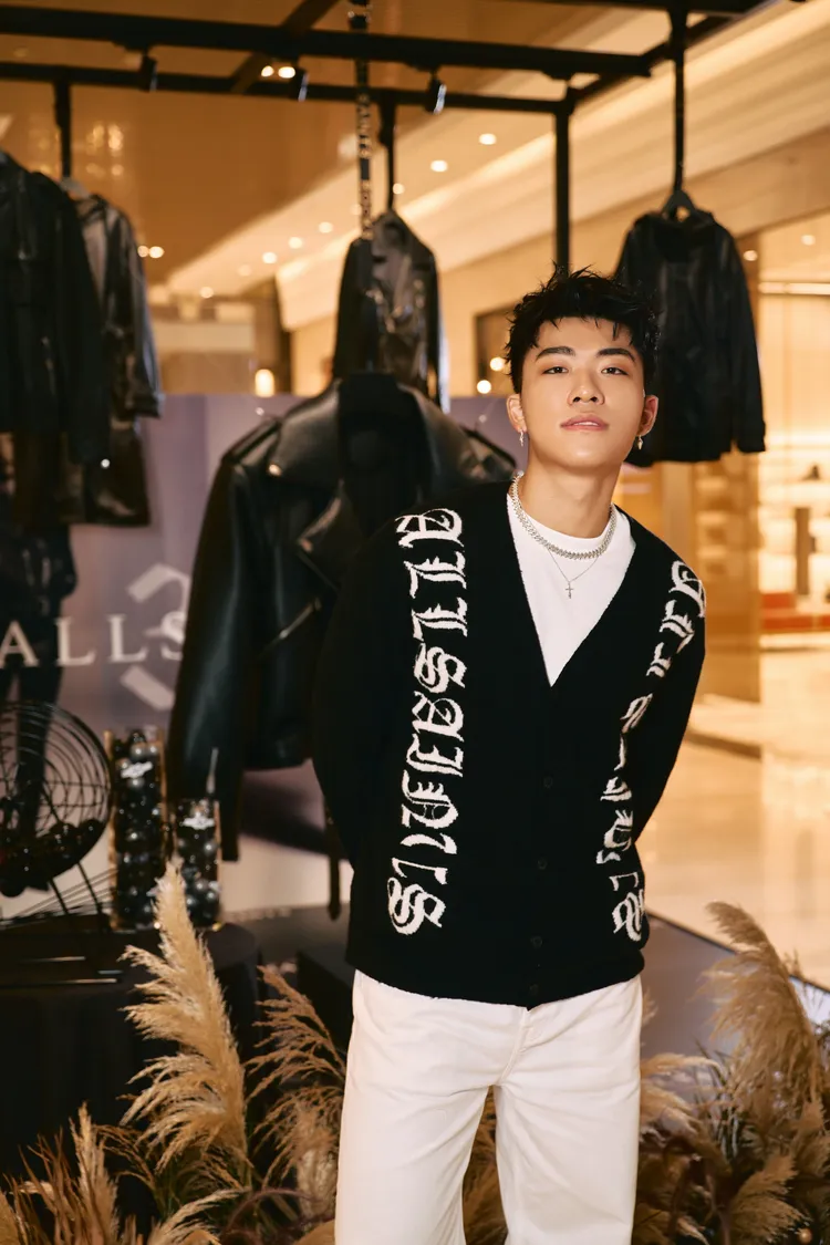 創作歌手王ADEN穿著草寫針織衫搭配直筒牛仔褲。品牌提供