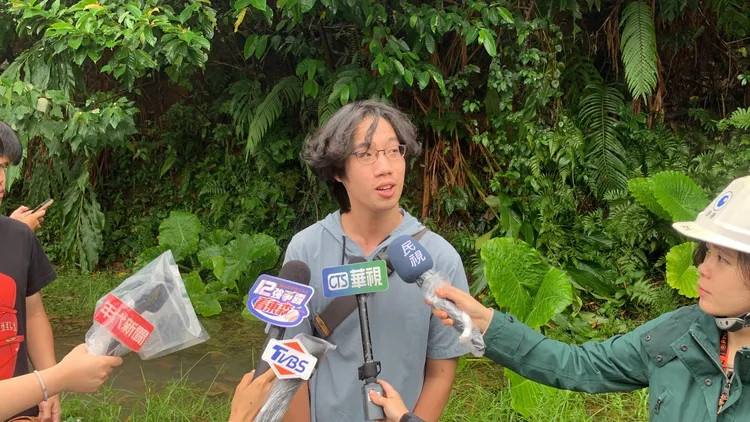 學生受訪時指出，今天一早出門突然發現外面山坡地倒一片。葉先鵬攝