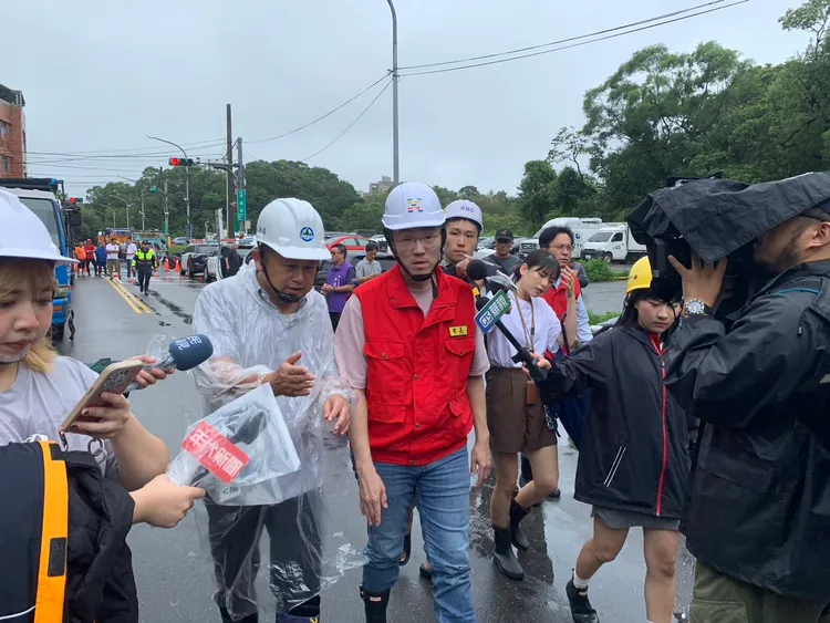 市長謝國樑表示，整個週末救災團隊會積極的進場實做，希望全線公車可以下週一上班前通車。葉先鵬攝