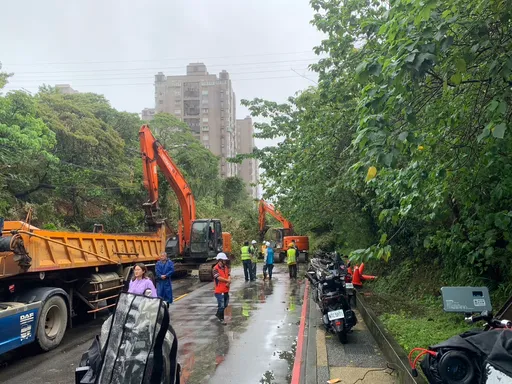基隆新豐街邊坡崩落!大學生出門上課驚見機車慘遭土石淹沒