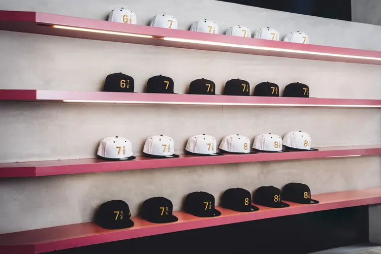 現場擺出「經典59 FIFTY尺寸帽牆」。品牌提供