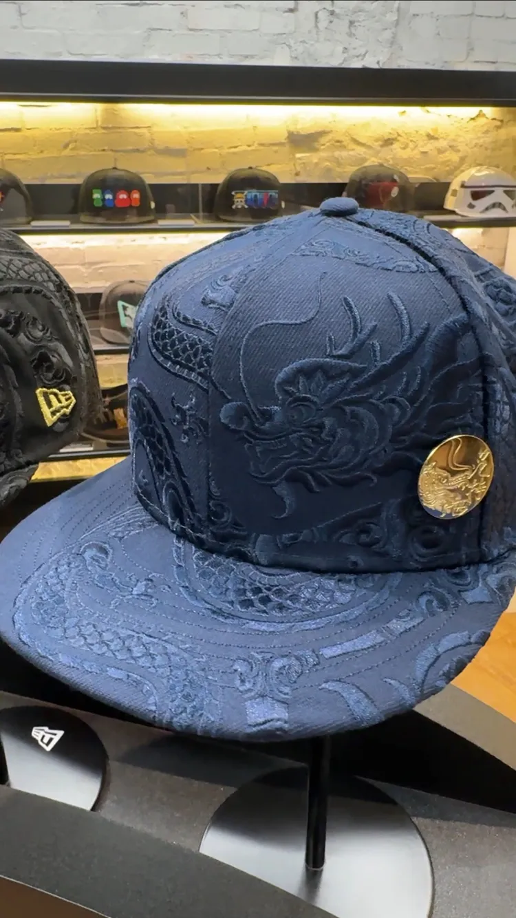 NEW ERA與周董成立的的潮牌PHANTACi推出龍紋帽。劉旻君攝