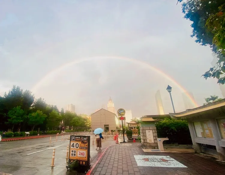 許家蓓告別式後，吳沛憶在看見議會旁出現一道雙彩虹。翻攝《@pay1pay1》Threads