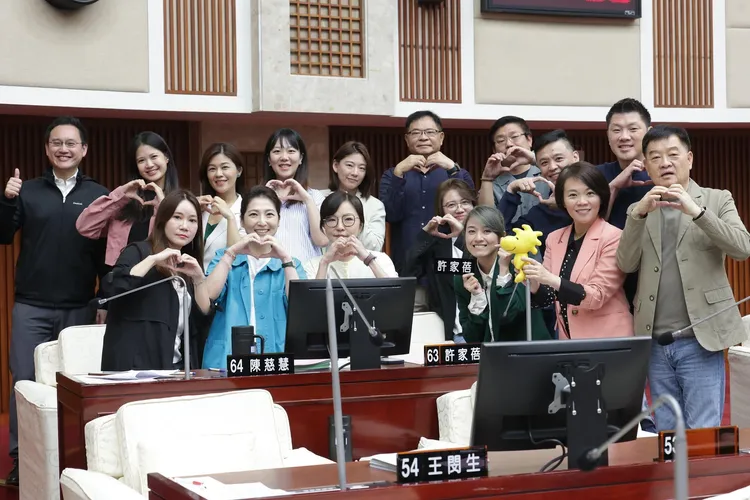 議會夥伴們在許家蓓座位上合照。翻攝《@hsu_chia_pei》Threads