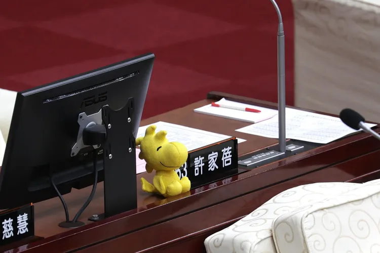 吳沛憶在議會準備了可愛的「糊塗塌客」（照片中黃色小鳥）玩偶陪伴許家蓓。翻攝《@hsu_chia_pei》Threads