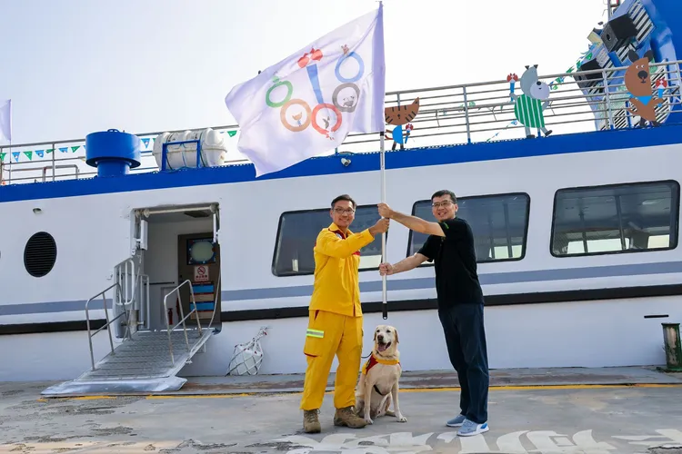 搜救犬Roger擔任「好伴bàn嗷運會」親善大使與選手代表隊的掌旗官。農業局提供