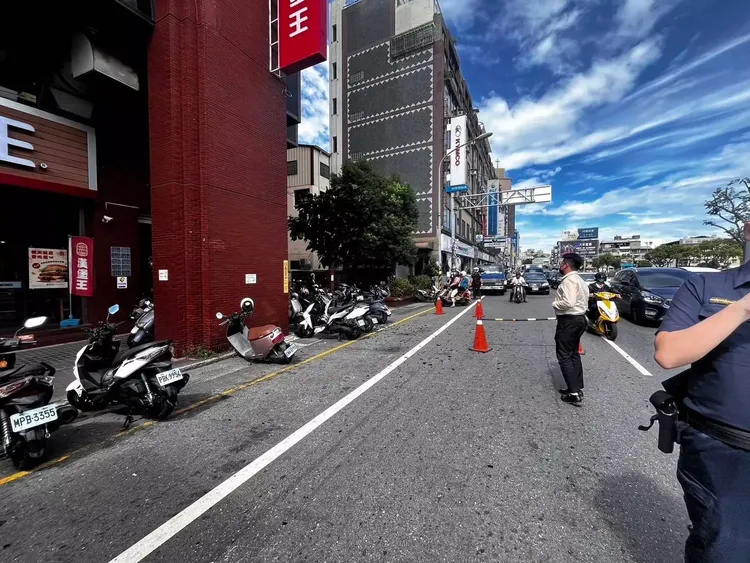 警方一度封閉大樓前的外側車道。民眾提供