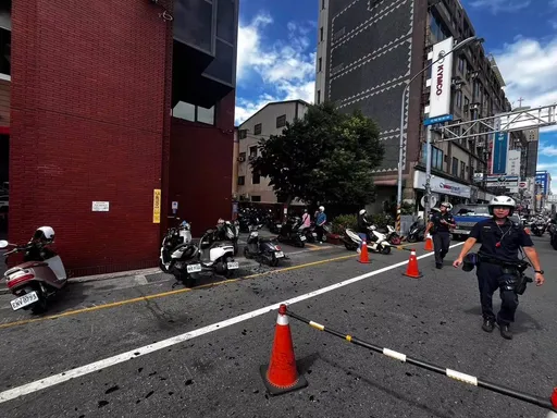 強風吹落彰化國泰人壽大樓玻璃　53歲女員工被砸傷送醫