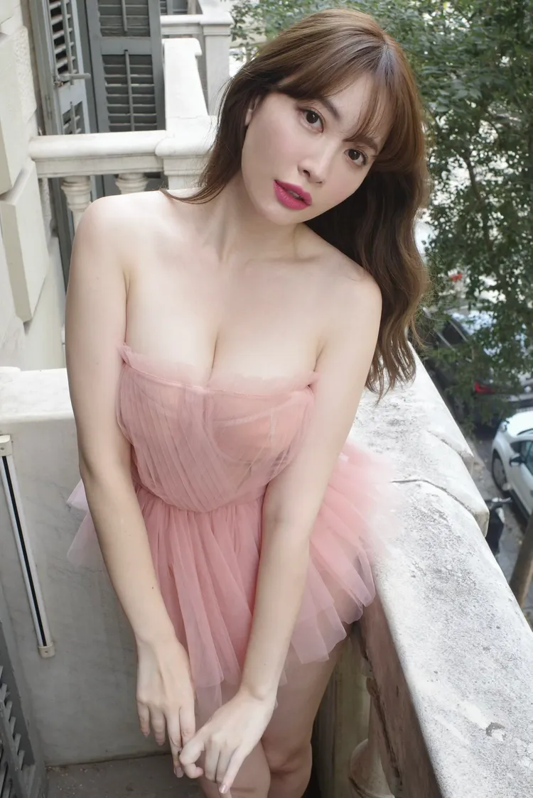 小嶋陽菜赴西班牙拍攝寫真集。翻攝小嶋陽菜X