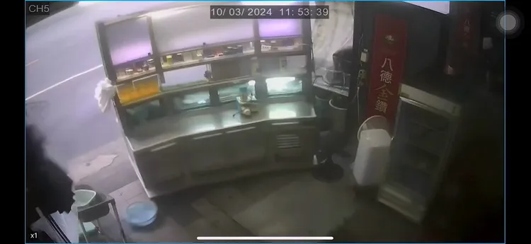 檳榔攤下一秒就消失在鏡頭內。翻攝記者爆料網