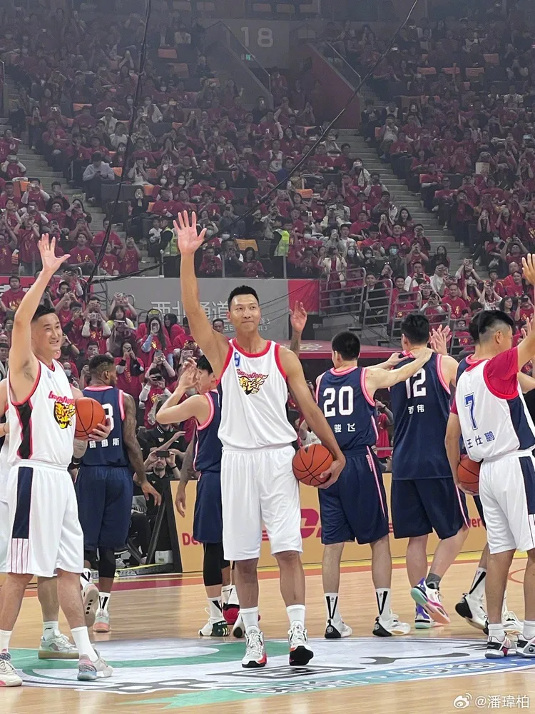 易建聯退役儀式。翻攝潘瑋柏微博