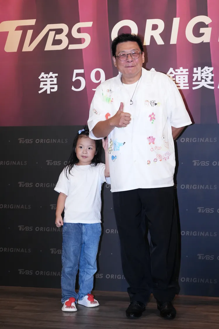 導演許肇任帶著女兒一起出席慶功宴，他身上穿的童趣襯衫是女兒的塗鴉。彭欣偉攝影