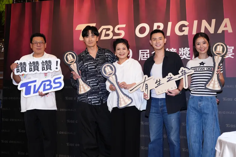 許肇任（左起）、鄭元暢、楊貴媚、謝展榮、林心如開心慶功。彭欣偉攝影