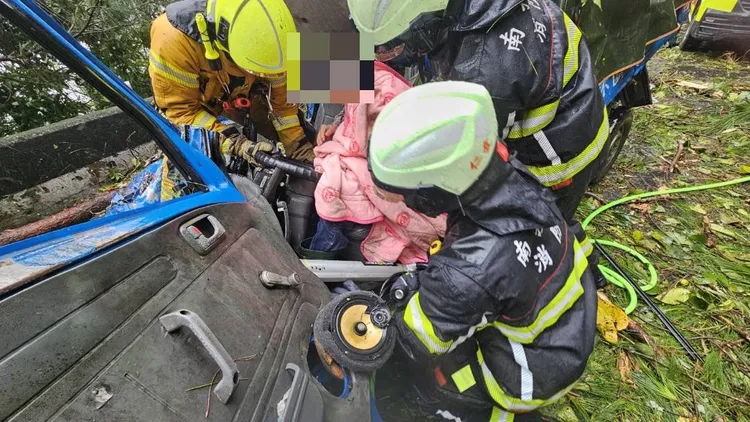 消防人員搶救受困車內的2名傷者。民眾提供