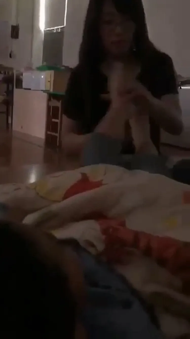 午睡期間捏學生腳踝、小腿。翻攝畫面