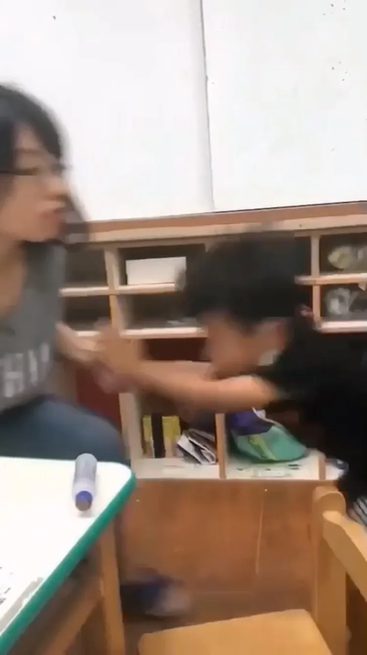 課程期間拉扯小孩。翻攝畫面