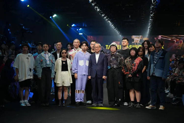 李遠與台北時裝週的設計師、模特兒合影。彭欣偉攝