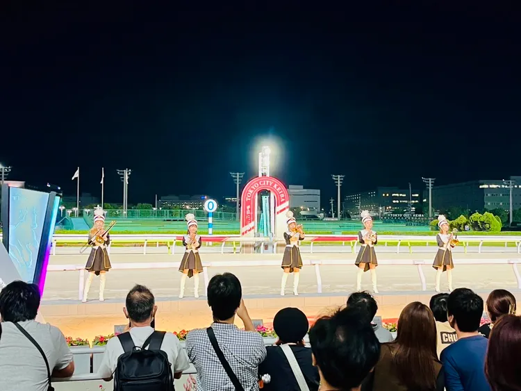 夜間賽事開跑前，還會有儀隊開場演奏。李彥初攝