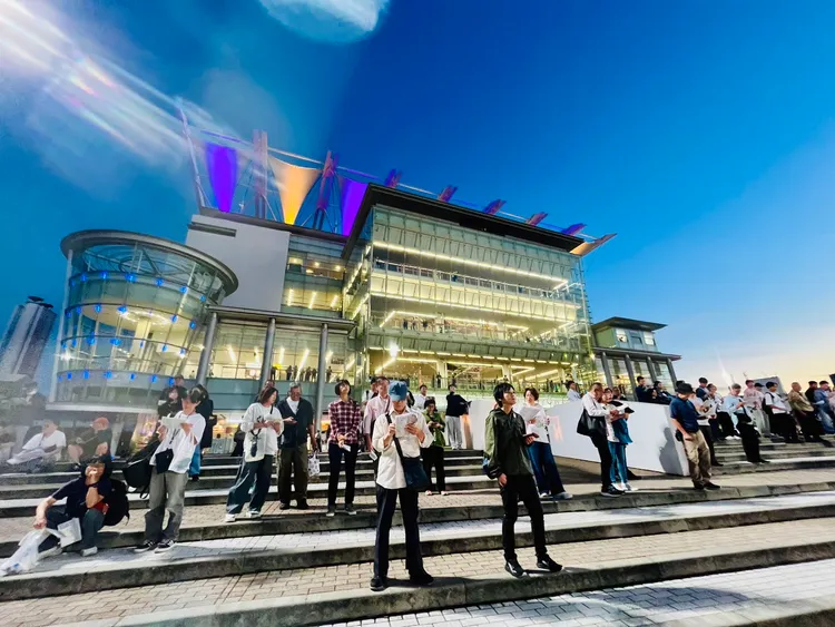 除了免費的戶外一般席之外，還有付費指定席的室內觀賽樓，單人指定席價格1000～6000日幣不等。李彥初攝