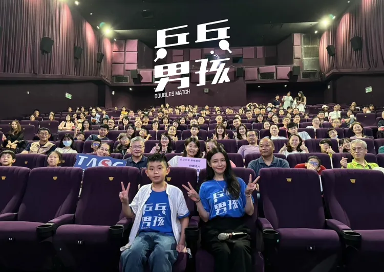 徐若瑄和片中兒子一同出席映後活動。華納兄弟提供