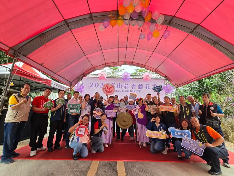 泰山區公所結合楓樹里辦公處於今(28)日舉辦蒜香藤花季開幕儀式，每年吸引超過萬人來朝聖。公所提供