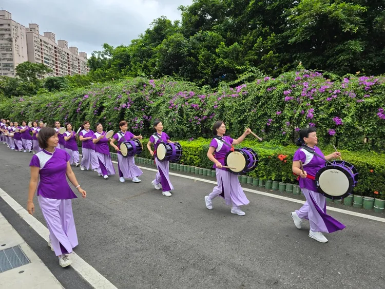 頂泰山巖鼓藝團為蒜香藤花季熱鬧開場。公所提供