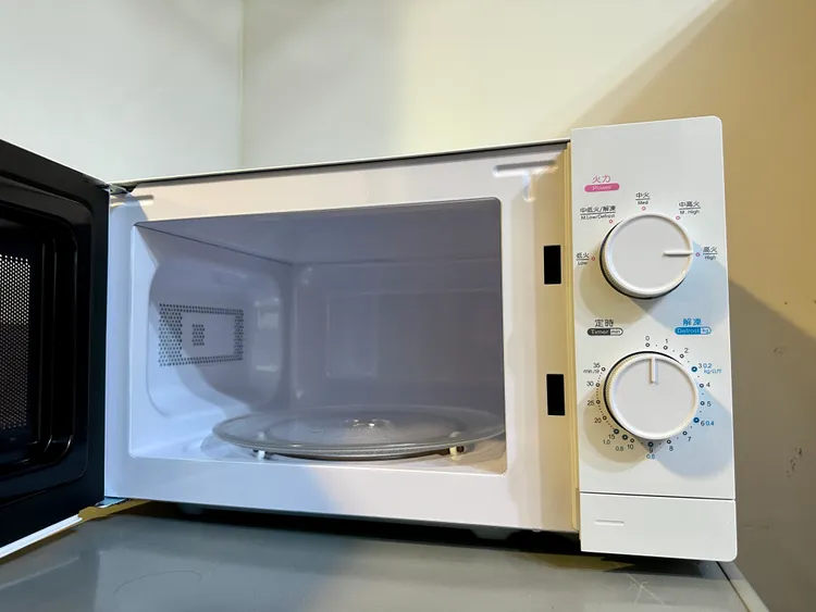 微波爐有許多東西不能放進去，包含杯裝泡麵的蓋子。王良博攝