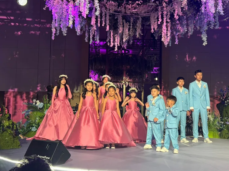 12位花童一字排開。讀者提供