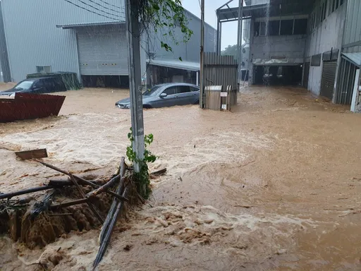 北海岸暴雨狂炸 「土石流沖到家後方」車幾乎滅頂!新北淡水一度多人受困