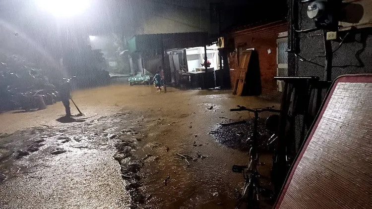 土石沖到民宅內。警方提供