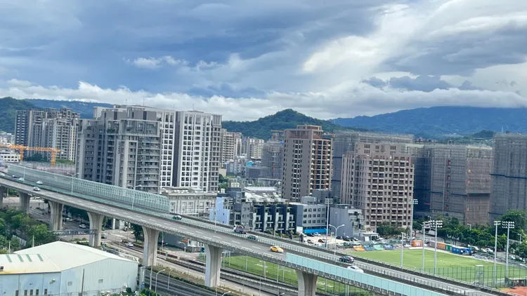 台中今天颱風假，北屯區台74線道路附近太陽露臉，氣候及能見度都不錯。鮮明攝