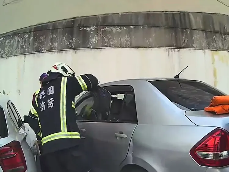 警消到場協助清除碎玻璃。中壢警分局提供