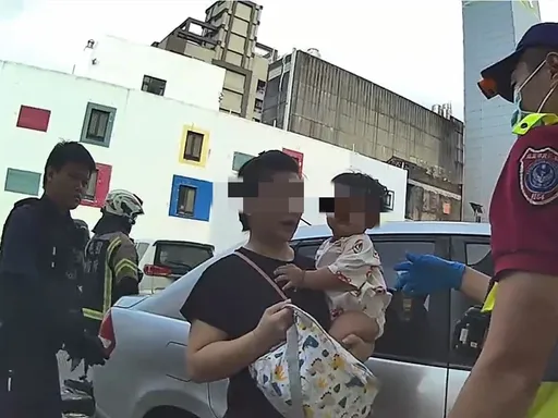 粗心媽下車忘一事轎車自動上鎖 中壢警烈日緊急破窗救援1歲童