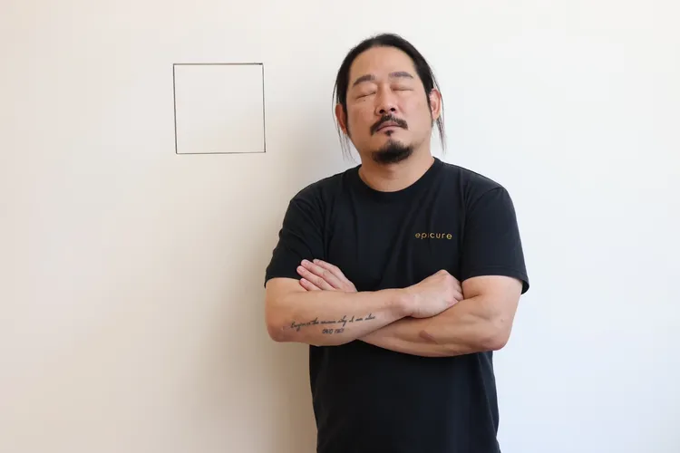 金度潤解釋瞇著眼睛，是因為眼瞼下垂，不是故意閉著眼（場地提供：甜堂）。莊宗達攝