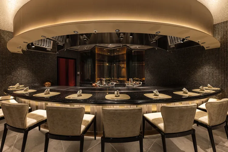 「HAYASE日本料理」鐵板燒餐台僅設有10個位置，從燈光設計到食材器皿，讓前來的用餐貴賓有如在日本享受懷石優雅的相同感受。業者提供