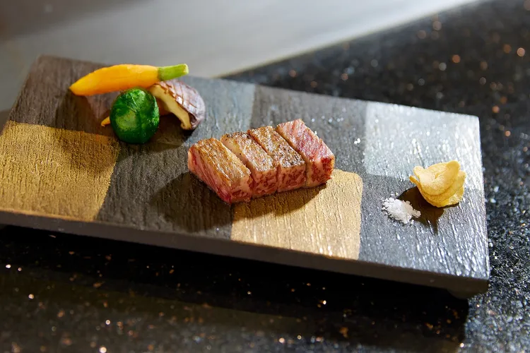 鐵板燒特選套餐主菜可以選擇肉質軟嫩、細膩醇厚的「日本產和牛沙朗」。業者提供