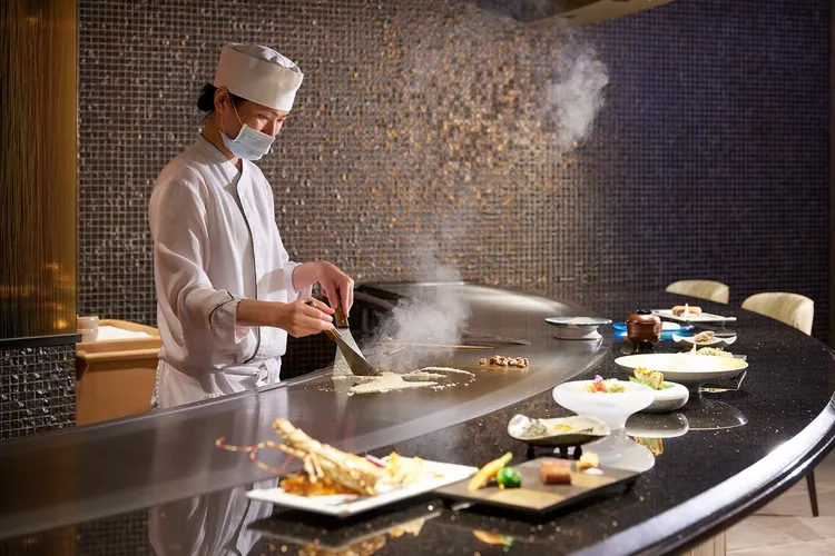 HAYASE鐵板燒「特選午餐套餐」共包含9道料理盛宴，從前菜、湯品到主餐及甜點，均展現料理的細緻與用心。業者提供