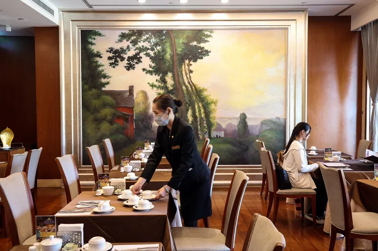 飯店館內2樓「銀柏廳」與電商購物平台合作，推出歐式饗宴不限平假日啖套餐千元有找。業者提供