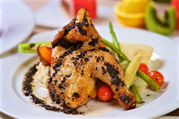 單人套餐「黑松露香烤半雞」，金黃酥脆外皮，佐上淡淡的奶油香氣，黑松露奢華芬芳縈繞舌尖，讓人齒頰留香。業者提供