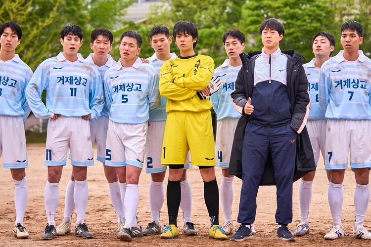 李正河（中）片中飾演惠利的青梅竹馬。華映娛樂提供